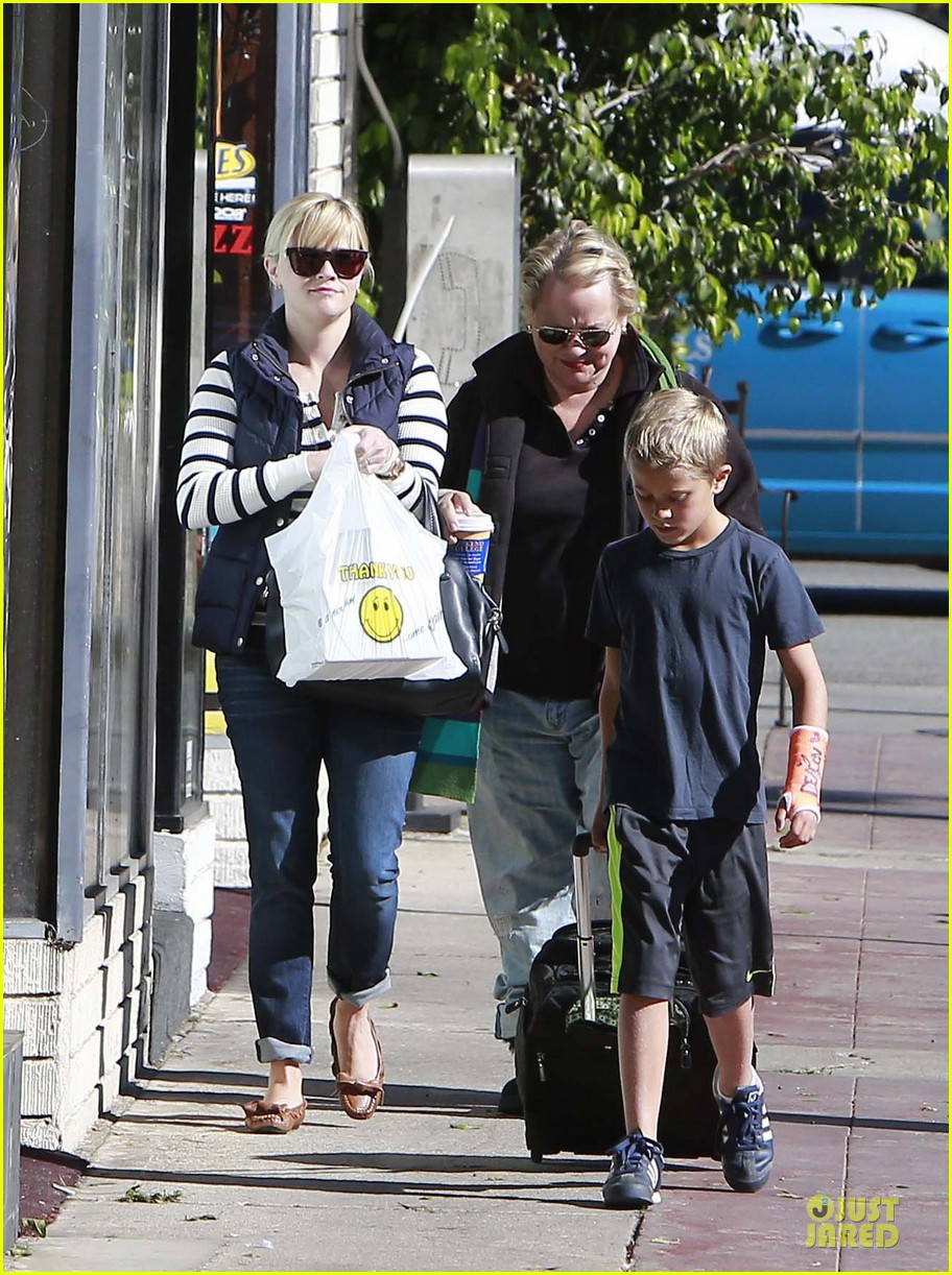 reese witherspoon food take out with deacon 042755514