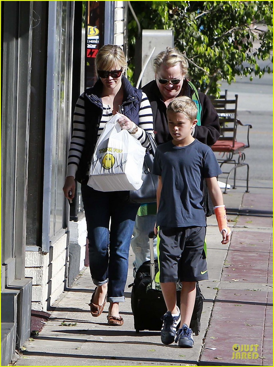 reese witherspoon food take out with deacon 10