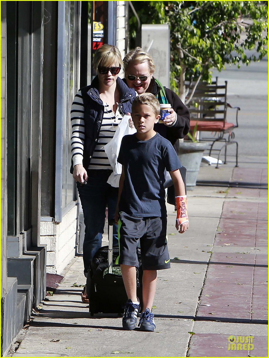 reese witherspoon food take out with deacon 122755522