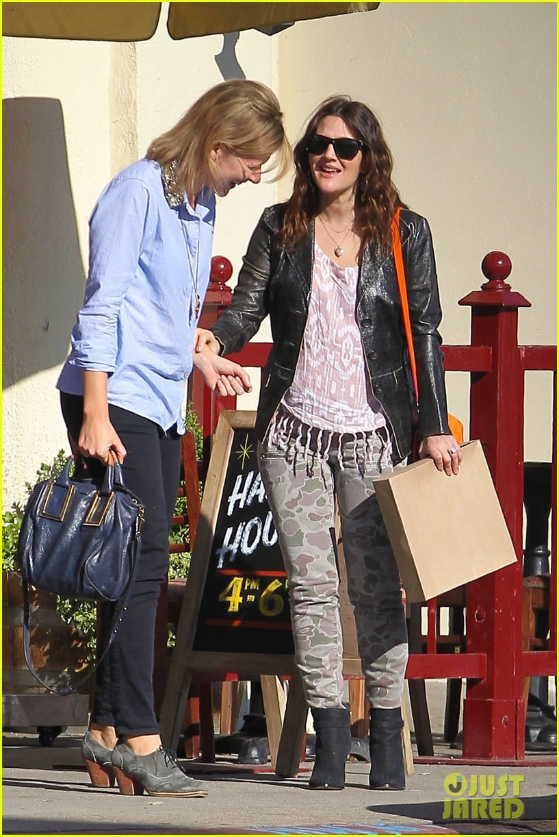 drew barrymore laughing at lunch 042773654