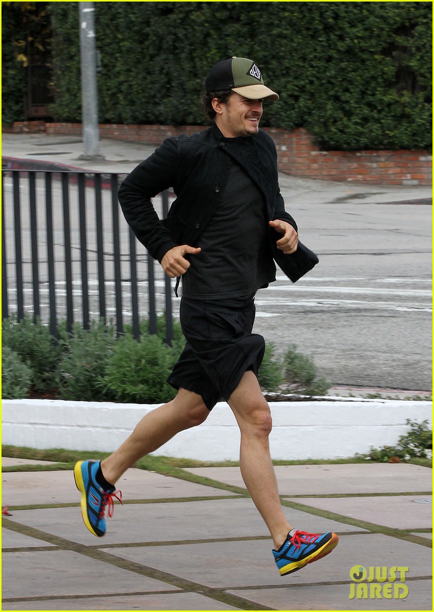orlando bloom sprints to his car after shopping 052782184