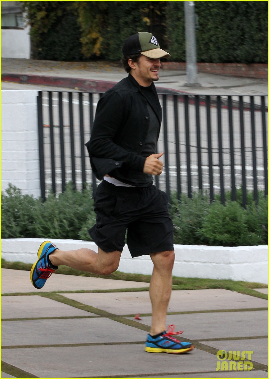 orlando bloom sprints to his car after shopping 062782185