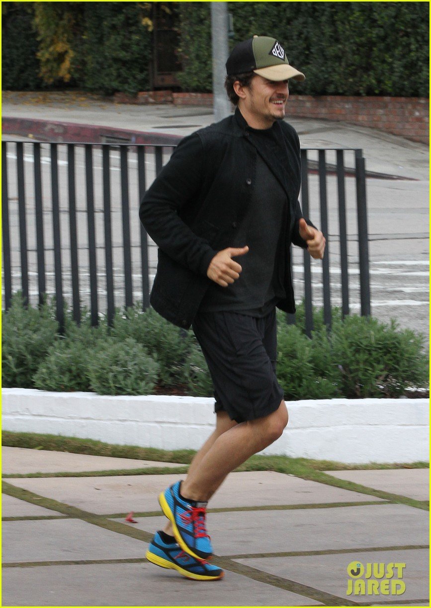 orlando bloom sprints to his car after shopping 072782186