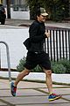 orlando bloom sprints to his car after shopping 01