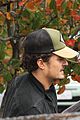 orlando bloom sprints to his car after shopping 02