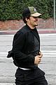 orlando bloom sprints to his car after shopping 04