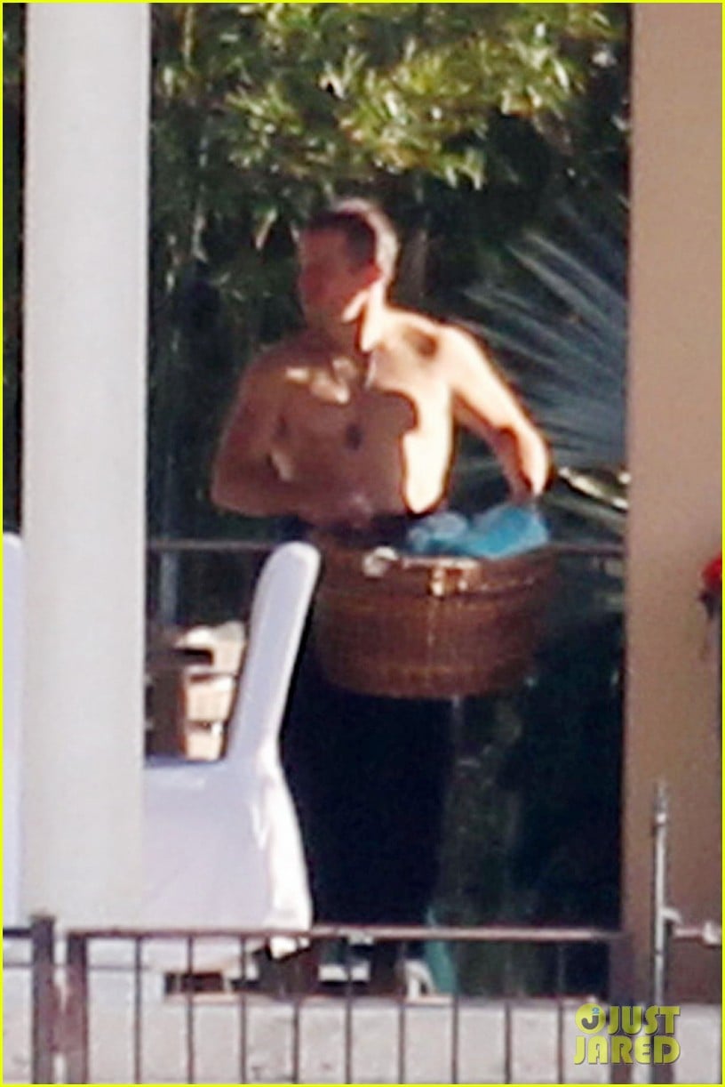matt damon shirtless poolside dad in miami 08