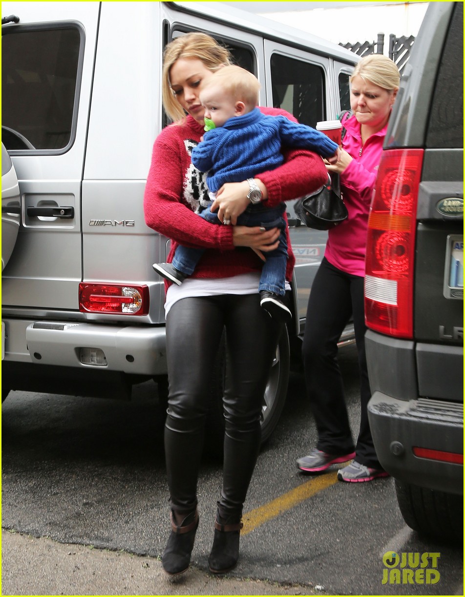 hilary duff babys first class with luca 01