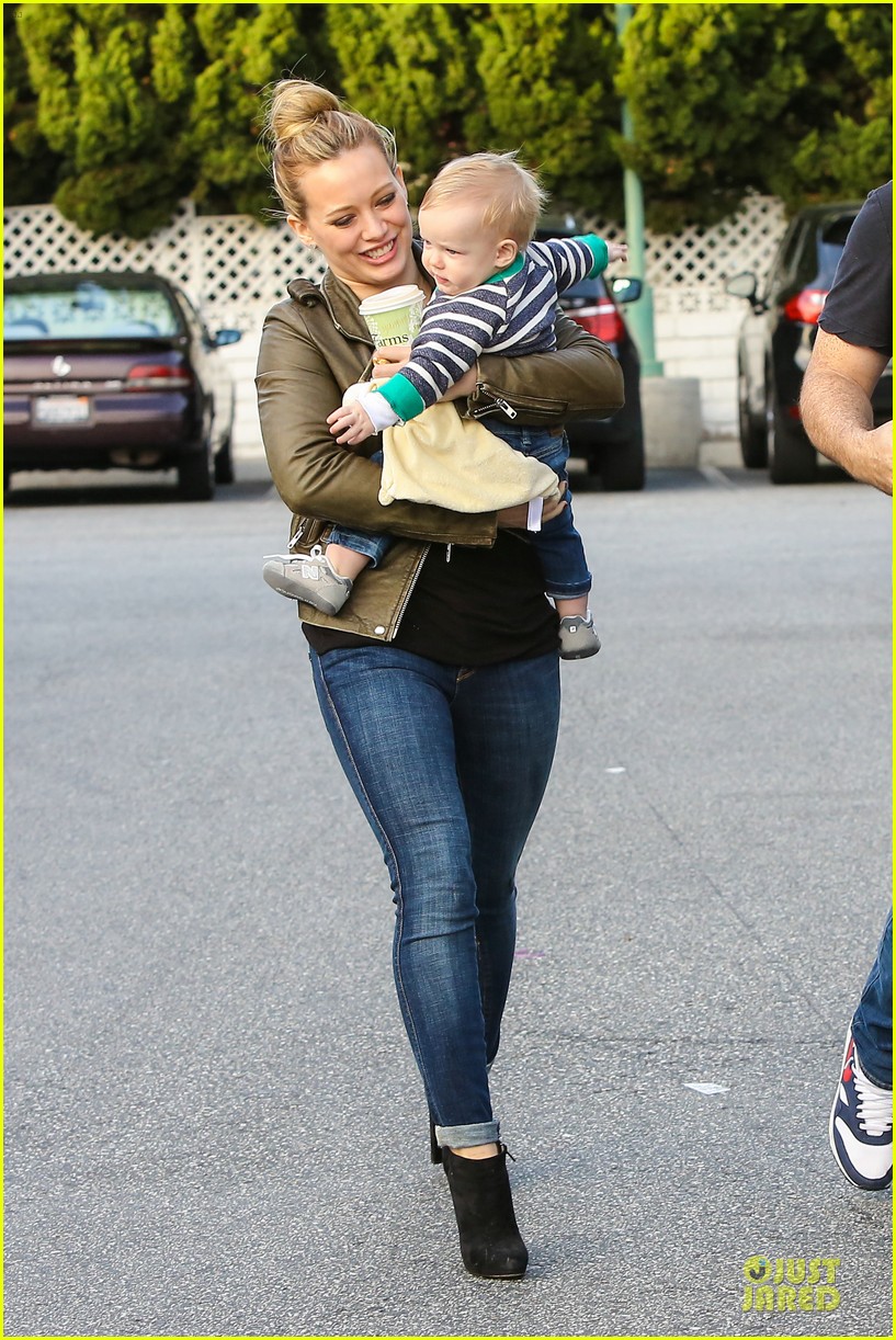 hilary duff & mike comrie grocery store kisses for luca 122780351