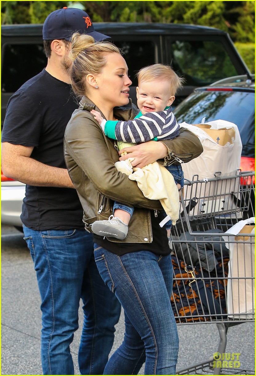 hilary duff & mike comrie grocery store kisses for luca 16
