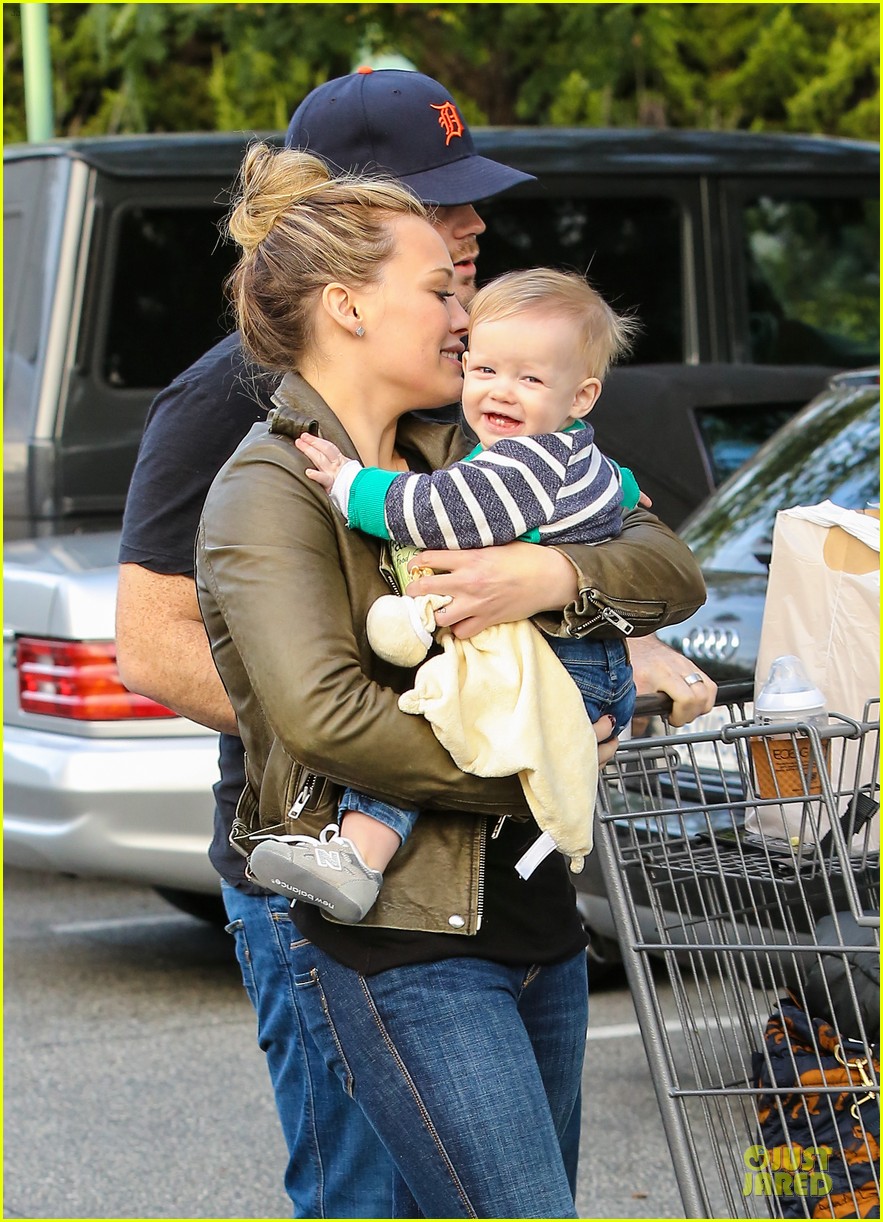 hilary duff & mike comrie grocery store kisses for luca 172780356