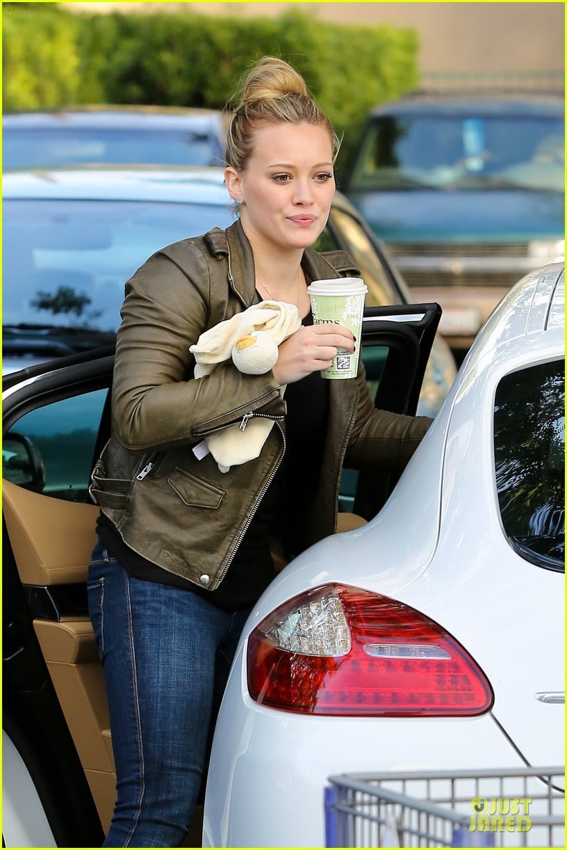 hilary duff & mike comrie grocery store kisses for luca 21