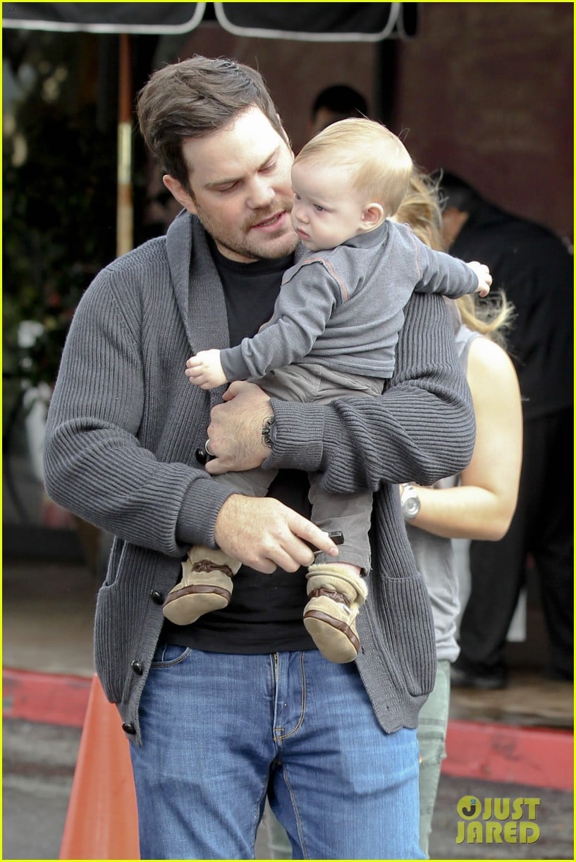 hilary duff mike comrie shopping baby luca 022767876