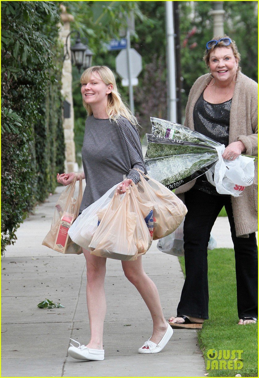 kirsten dunst christmas shopping with mom inez 01