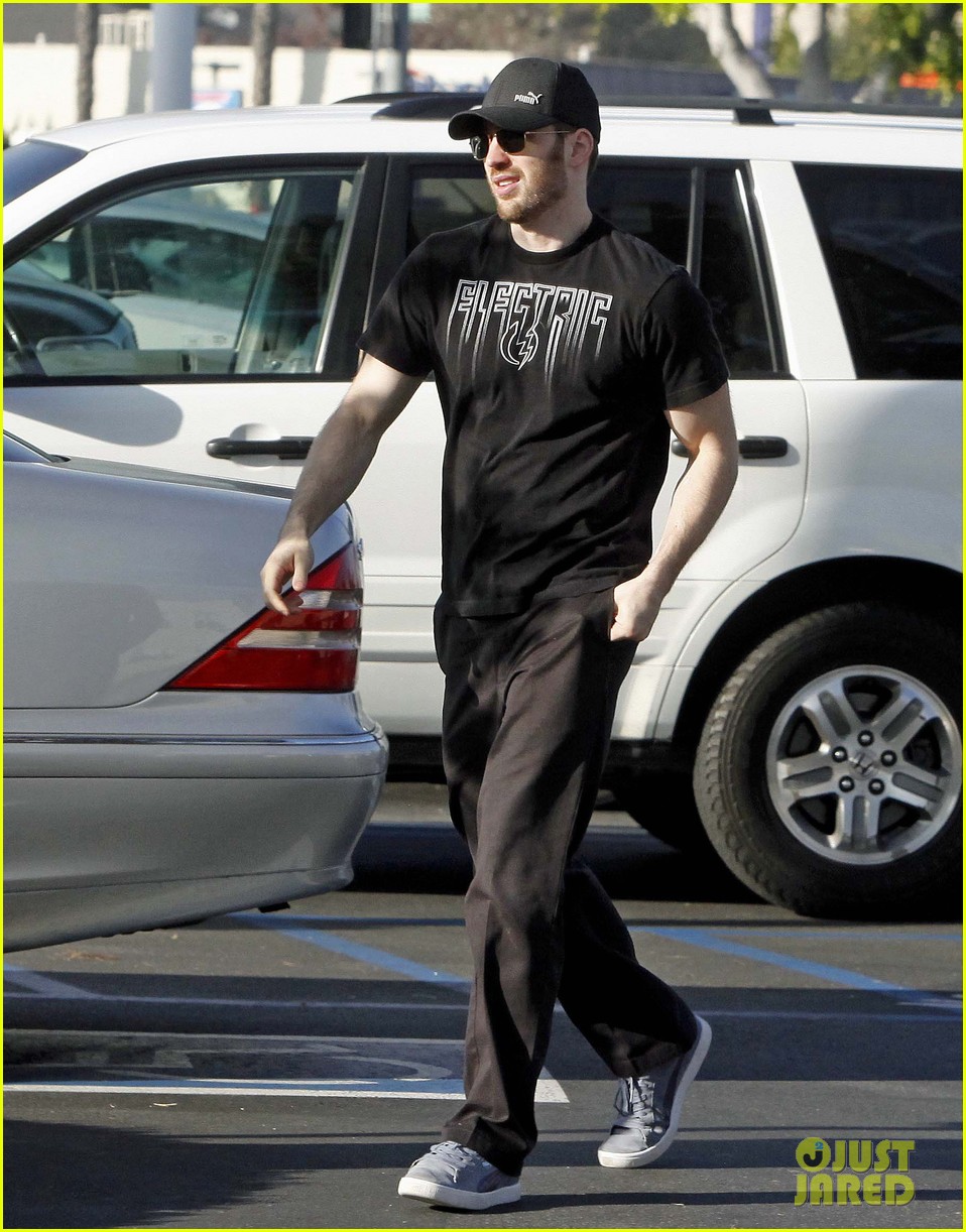 chris evans goes grocery shopping minka kelly works out 072772217