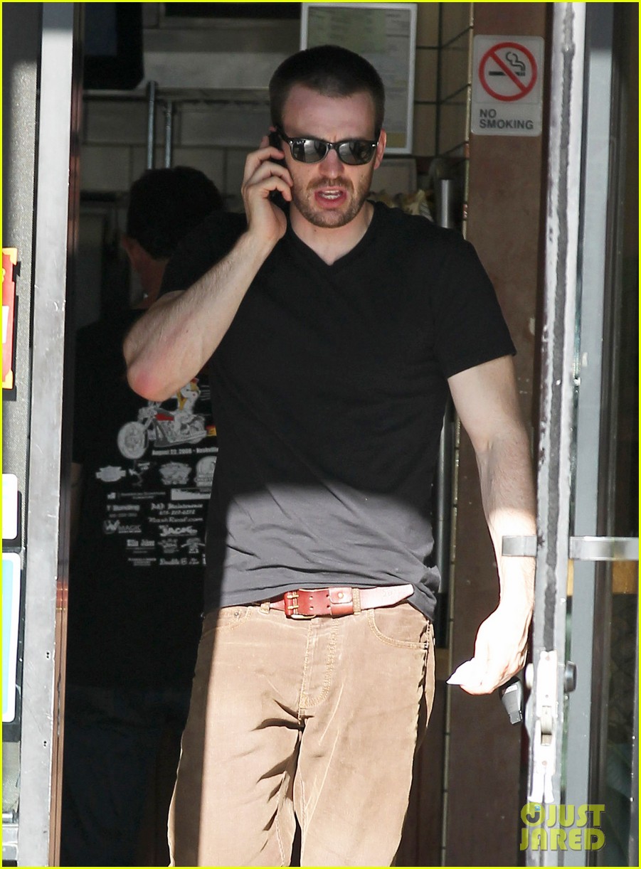 chris evans goes grocery shopping minka kelly works out 222772232