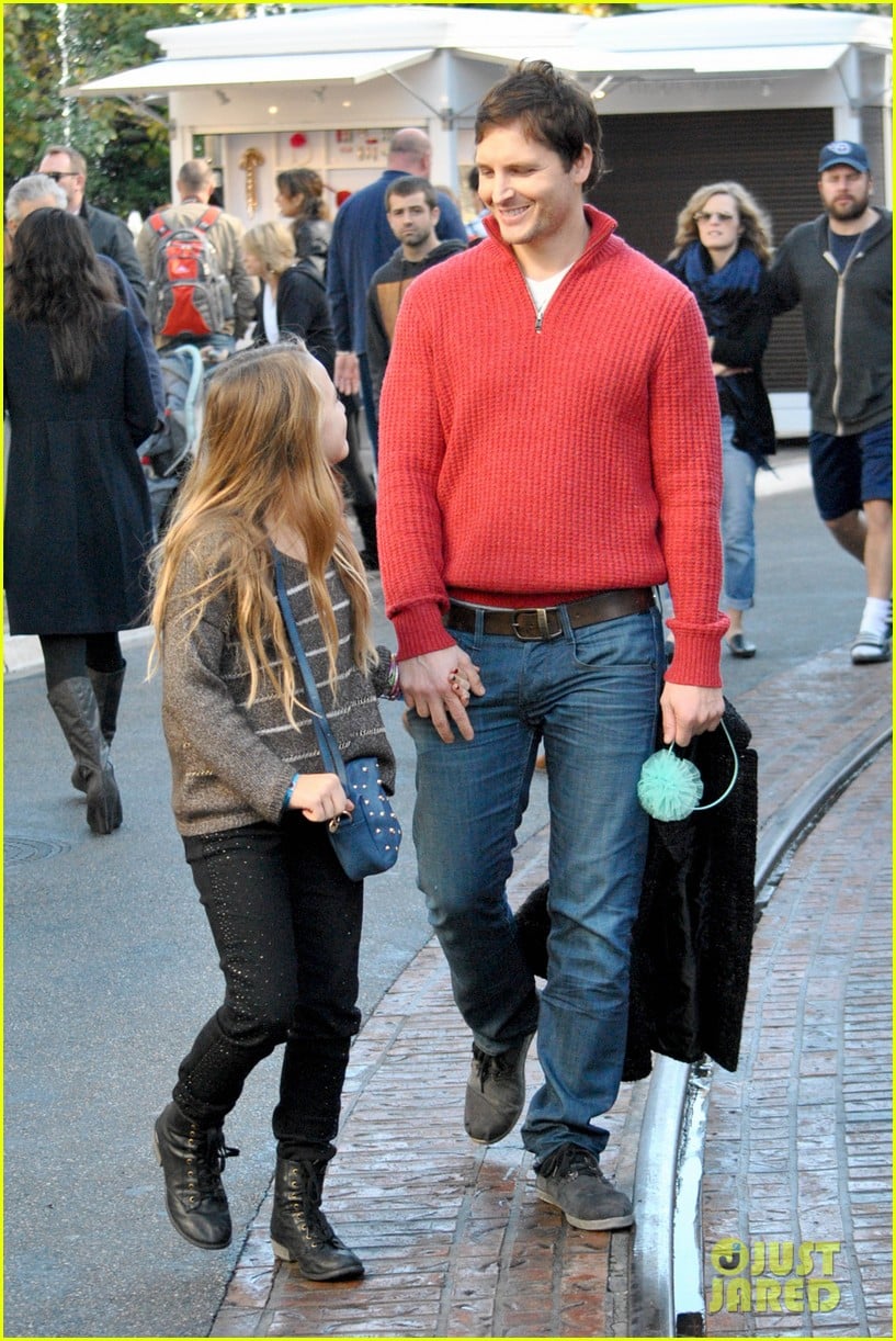peter facinelli christmas eve shopping with lola 03