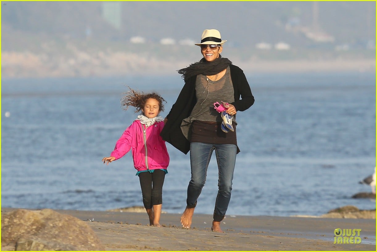 halle berry beach strolling duo 102772479