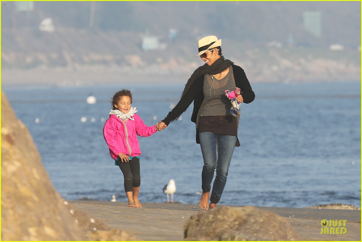 halle berry beach strolling duo 112772480