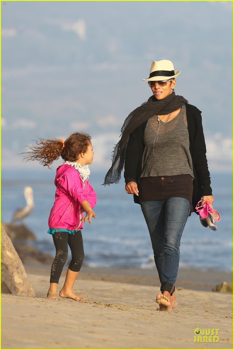 halle berry beach strolling duo 212772490