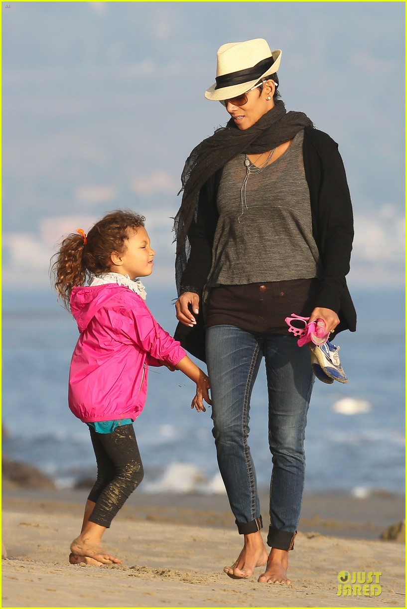 halle berry beach strolling duo 222772491