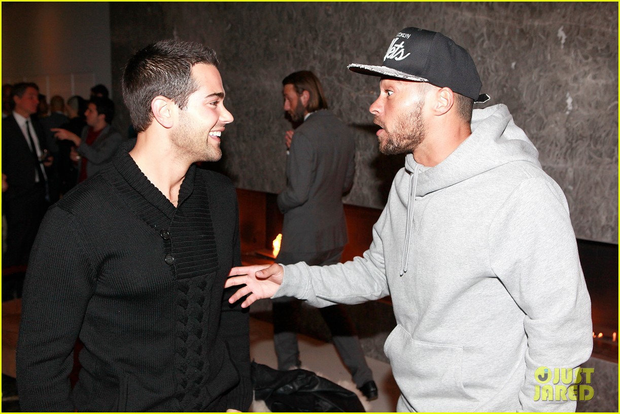 jesse metcalfe louise roe hukkster holiday party 02