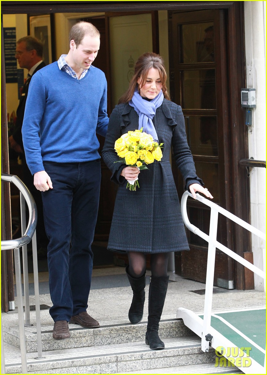 Pregnant Kate Middleton Leaves Hospital with Prince William! Photo