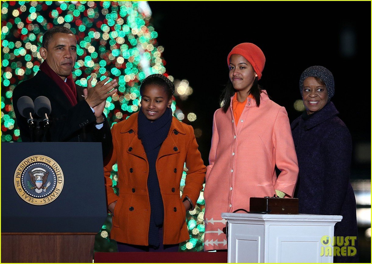 barack obama tree lighting with michelle the girls 132770686