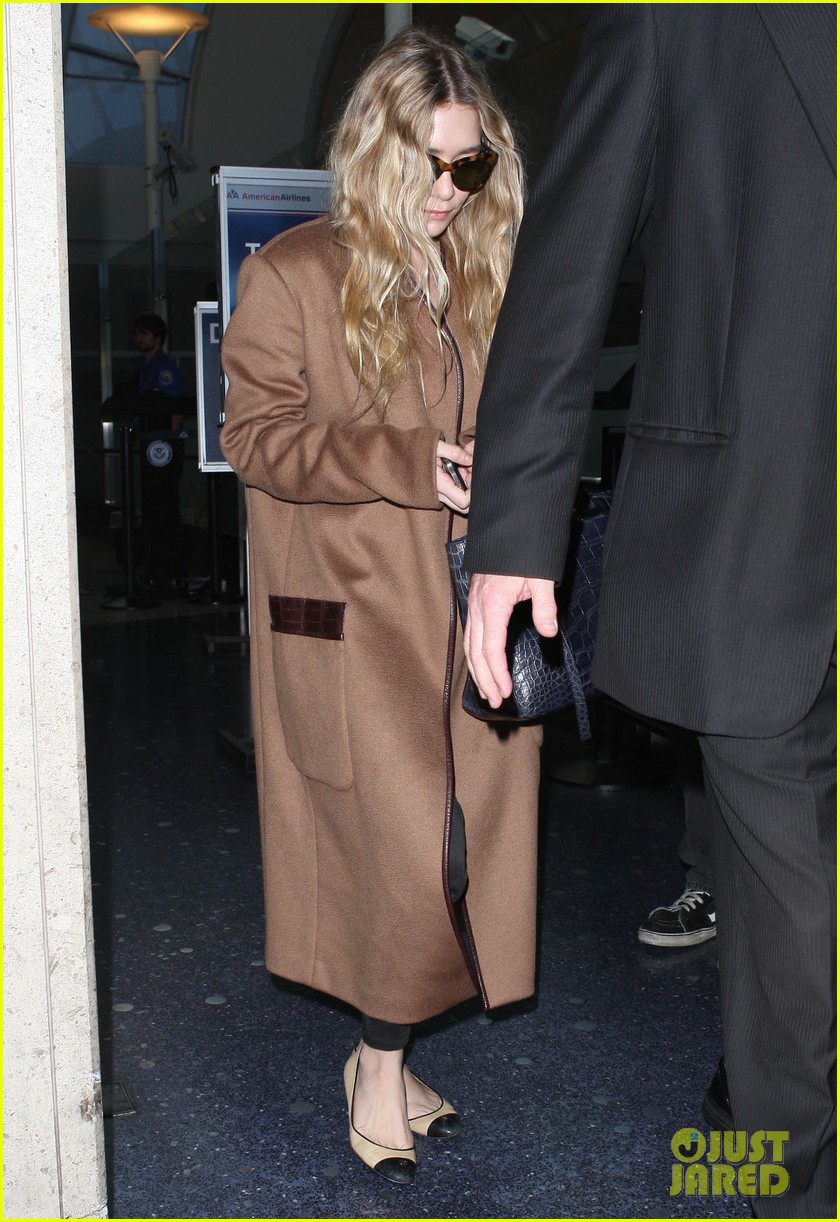 ashley olsen lands at lax after flight trouble 052773725