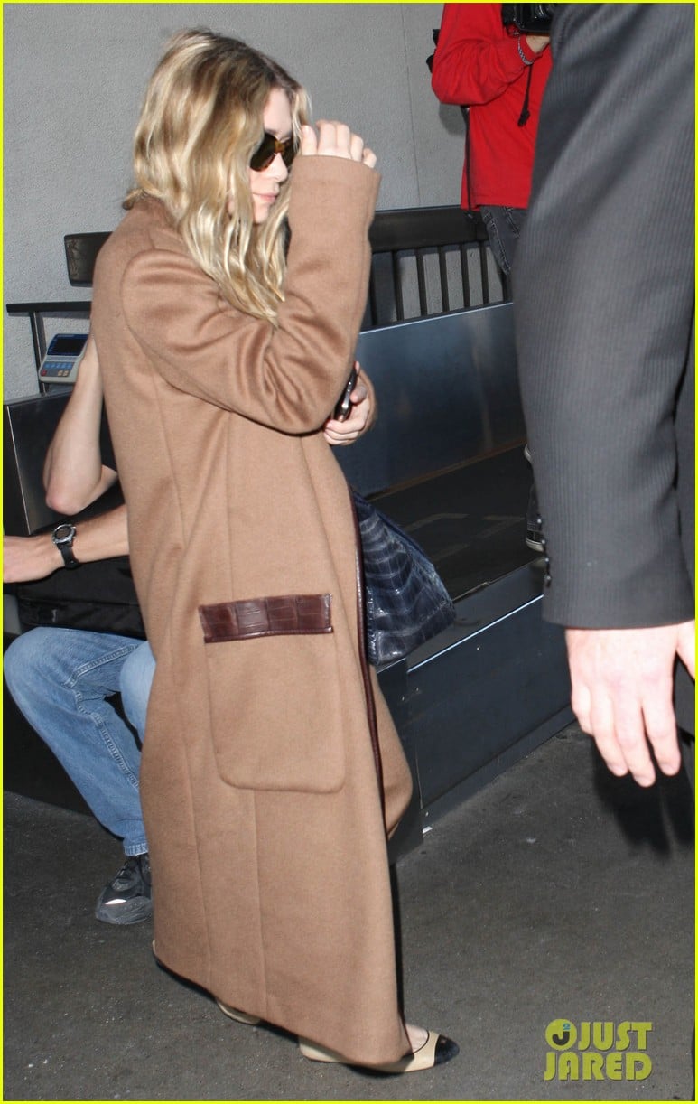 ashley olsen lands at lax after flight trouble 13