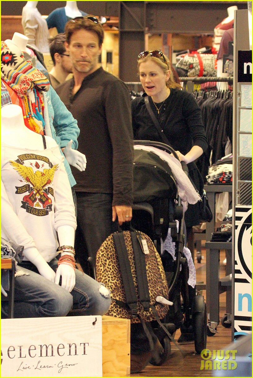 anna paquin stephen moyer holiday shopping with the twins 012778697