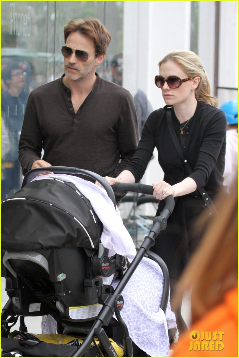 anna paquin stephen moyer holiday shopping with the twins 082778704