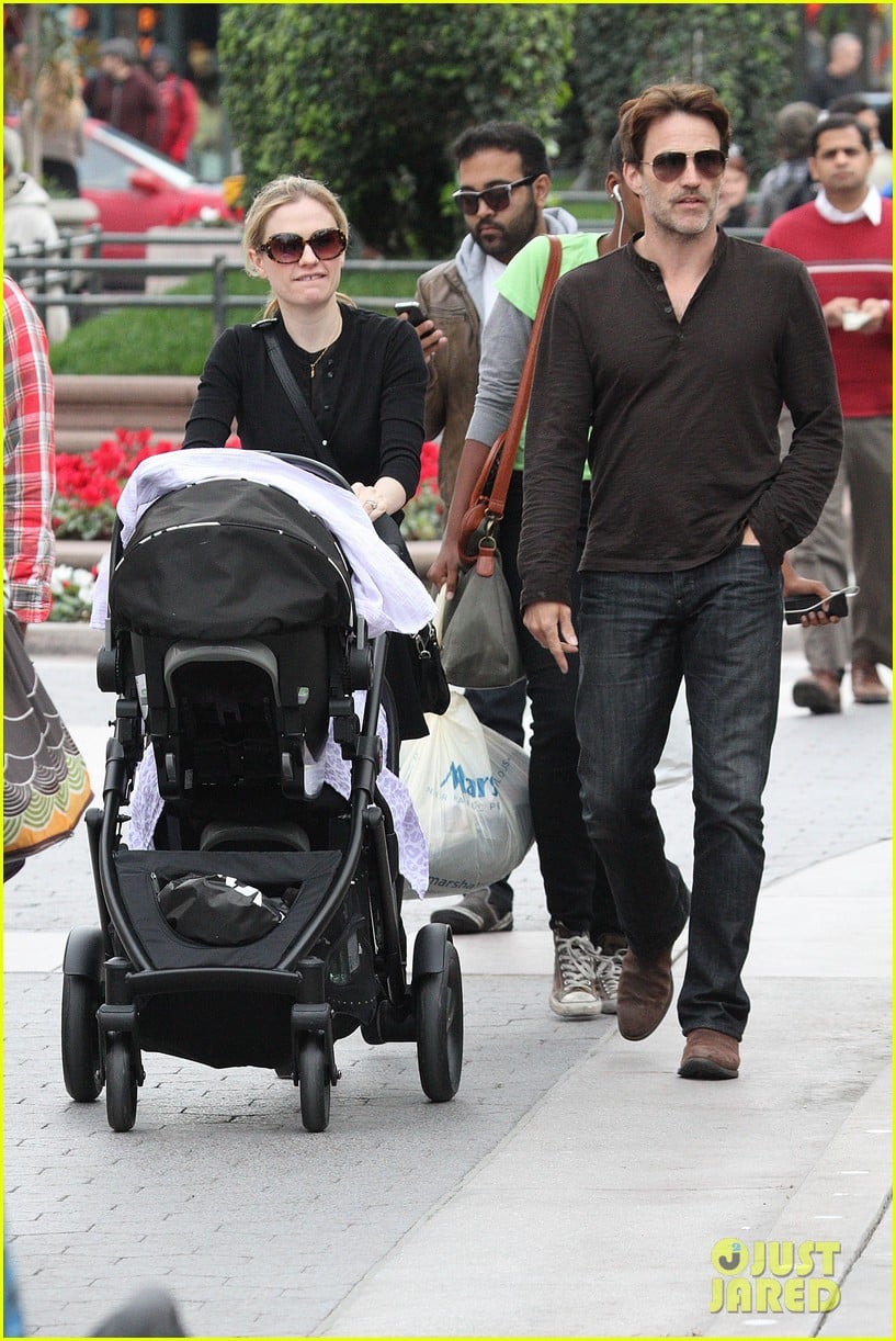 anna paquin stephen moyer holiday shopping with the twins 09