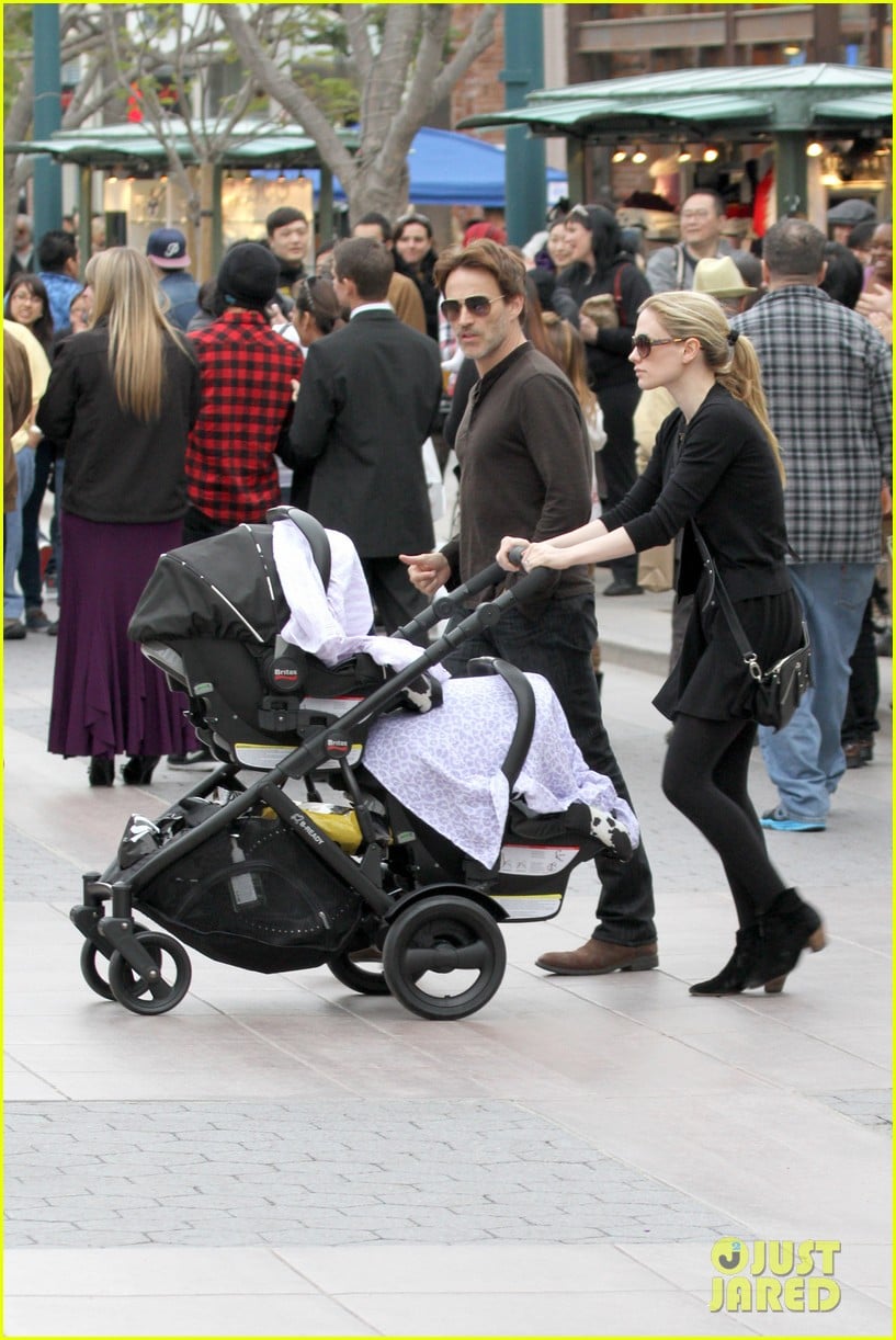 anna paquin stephen moyer holiday shopping with the twins 11