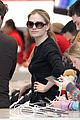 anna paquin stephen moyer holiday shopping with the twins 12