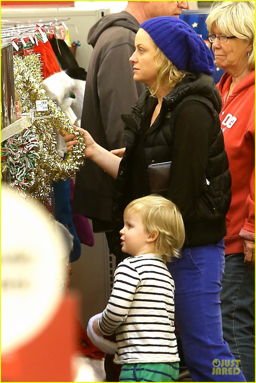 amy poehler holiday shopping with archie 082767147