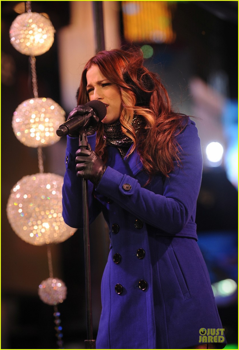 cassadee pope new years eve 2013 with carson daly performer 05