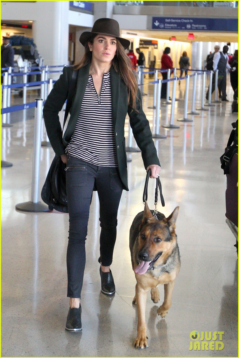 Nikki Reed & Paul McDonald Airport with the Pups! Photo 2773466