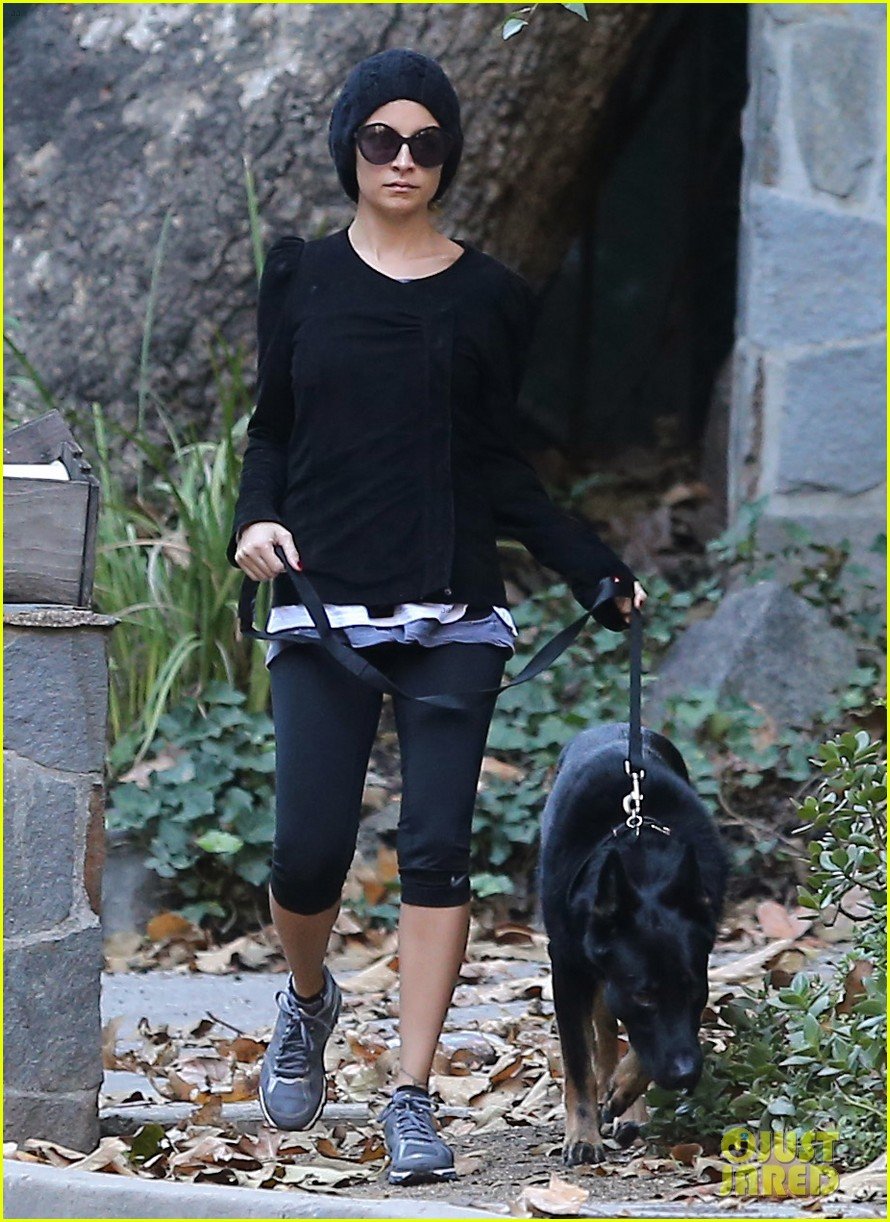 nicole richie morning stroll with her pup iro 03