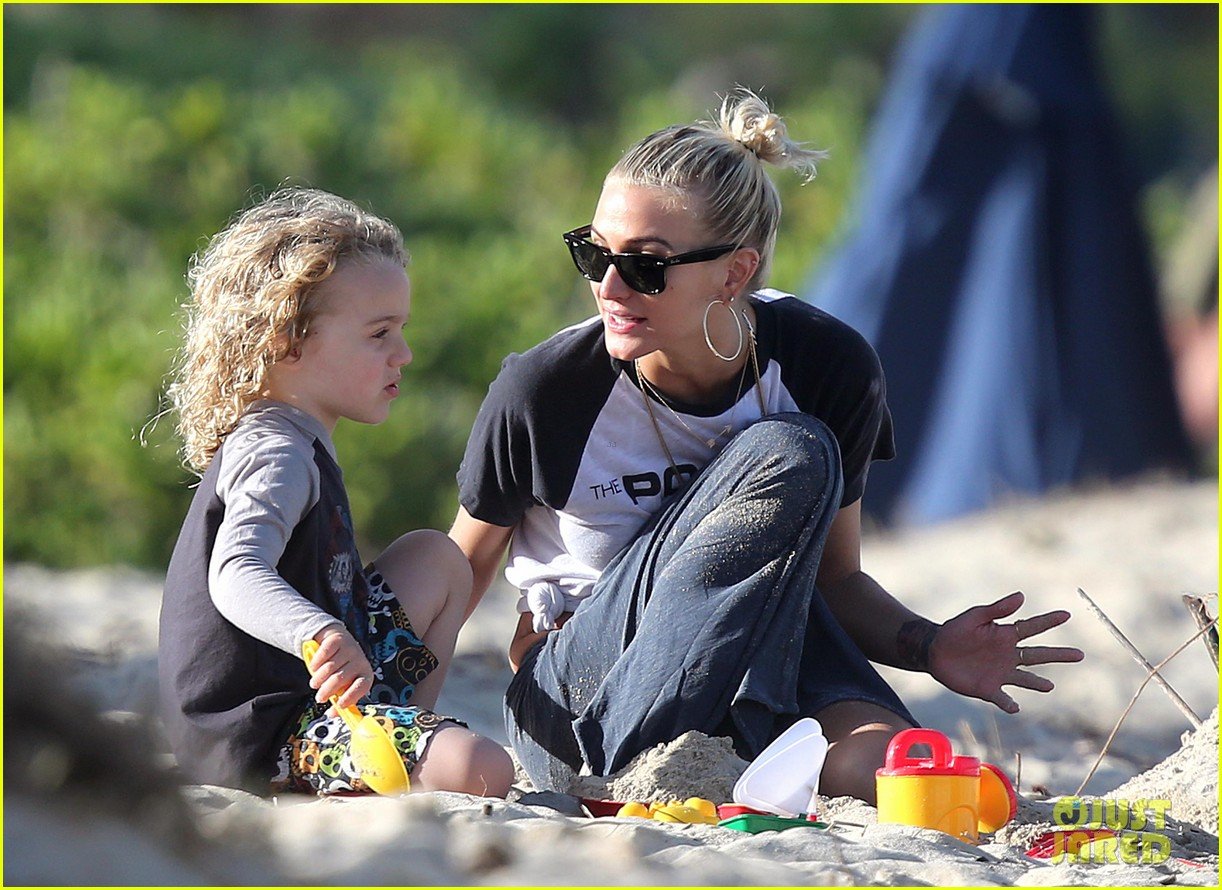 Ashlee Simpson Beach Kisses for Bronx! Photo 2781777 Ashlee Simpson