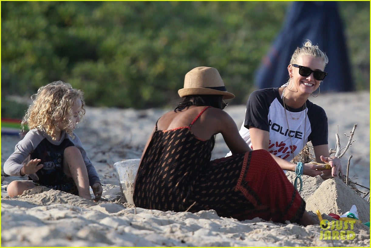 Ashlee Simpson Beach Kisses for Bronx! Photo 2781793 Ashlee Simpson(02)