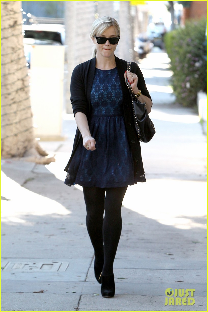 reese witherspoon crawling back to pre baby body 12
