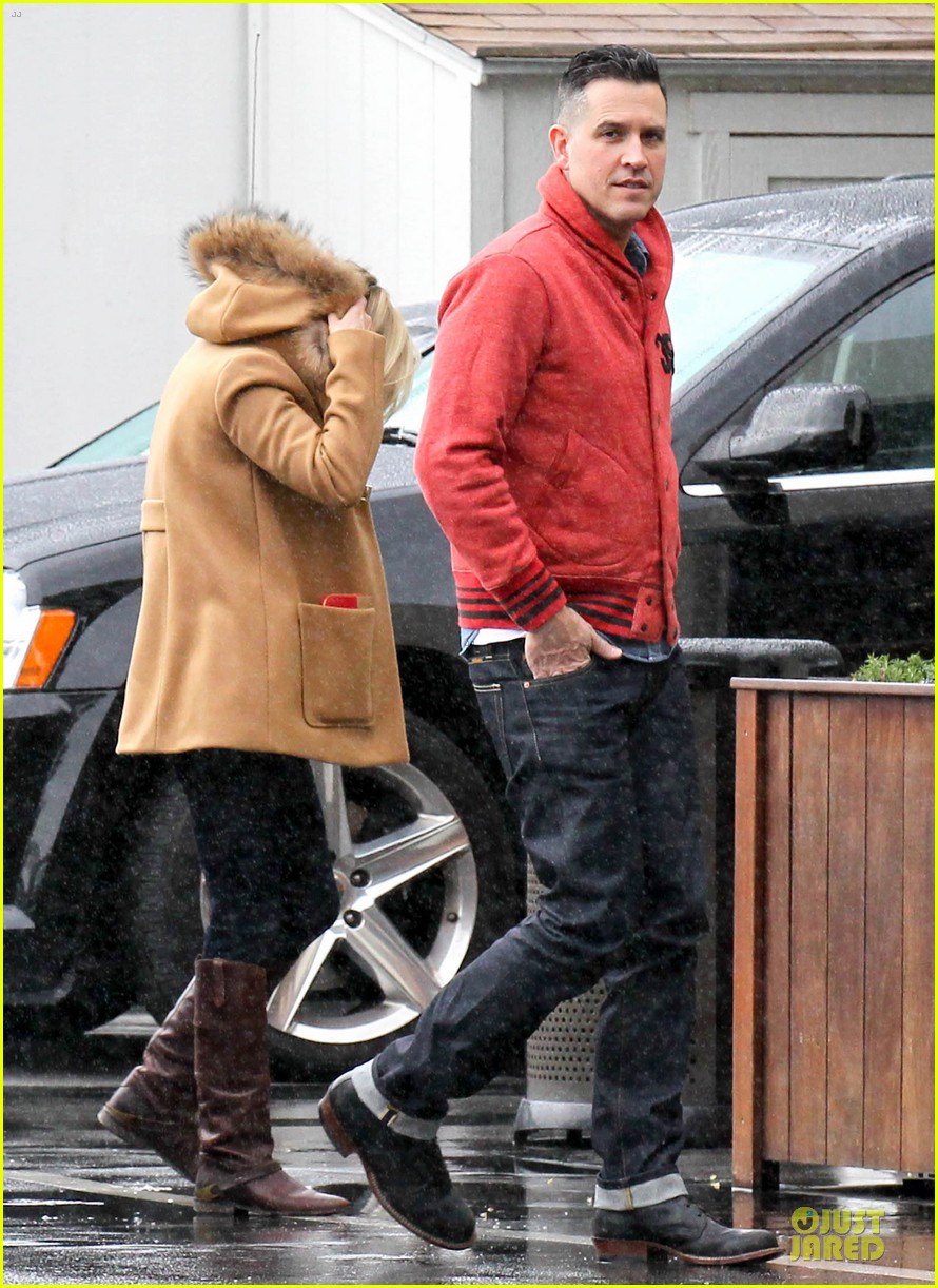 reese witherspoon & toth rainy lunch with deacon 012776918