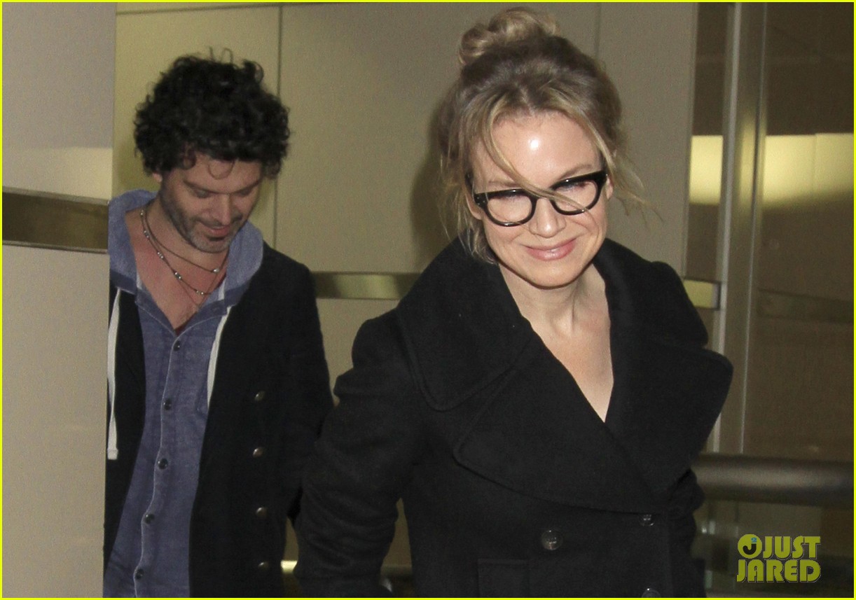 renee zellweger gets close to doyle bramhall ii at lax 022778786