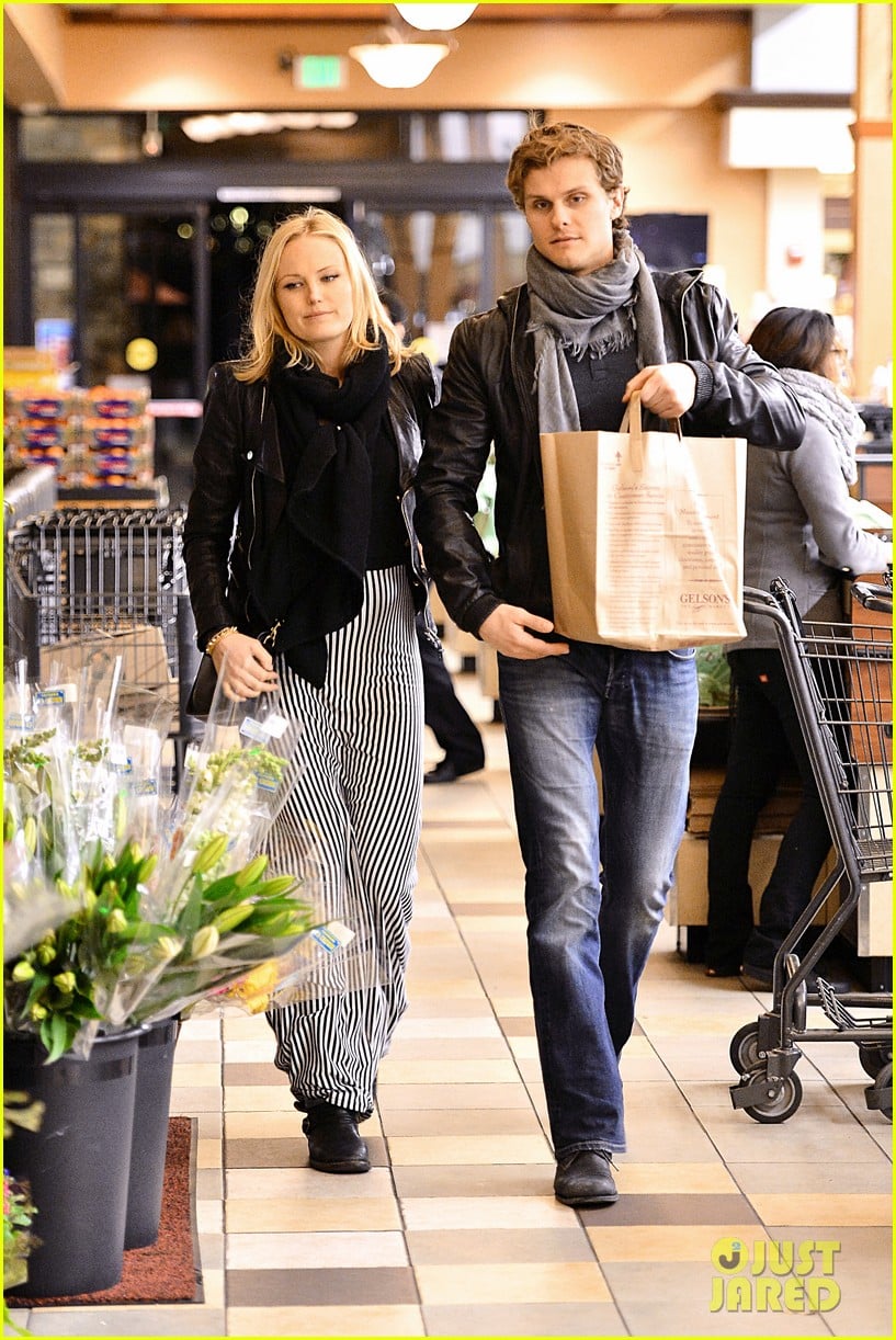 malin akerman grocery shopping with family member 03