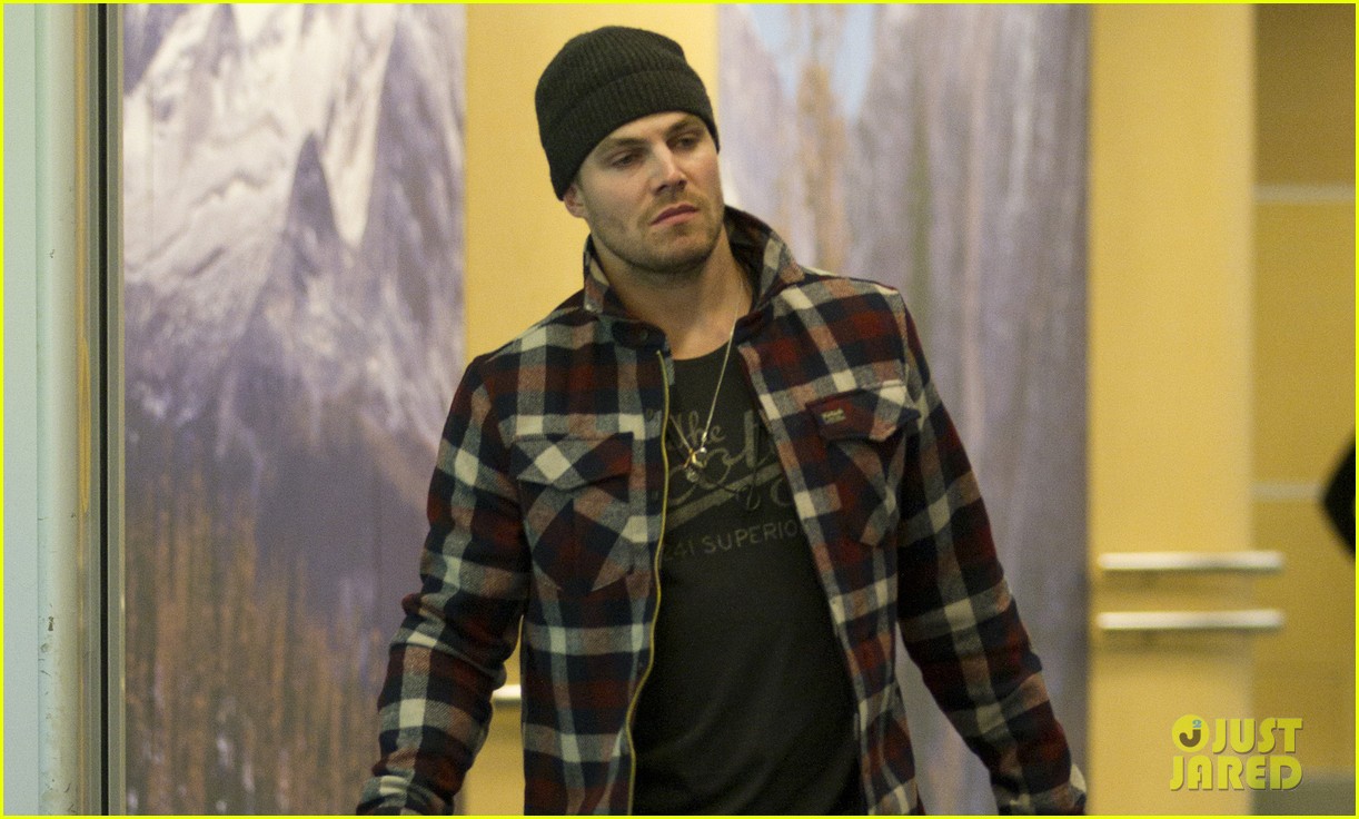 stephen amell new wife cassandra kings game couple 03