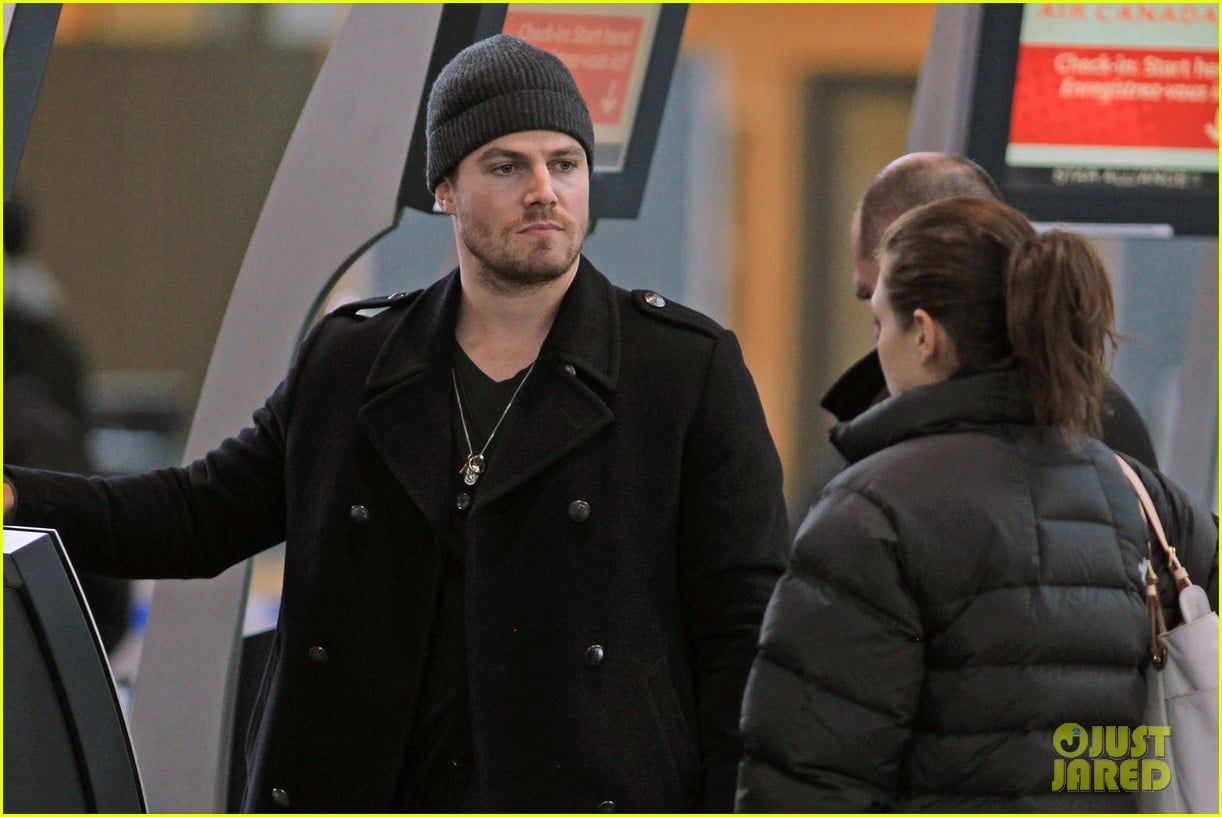 stephen amell big apple promo trip with wife cassandra 04