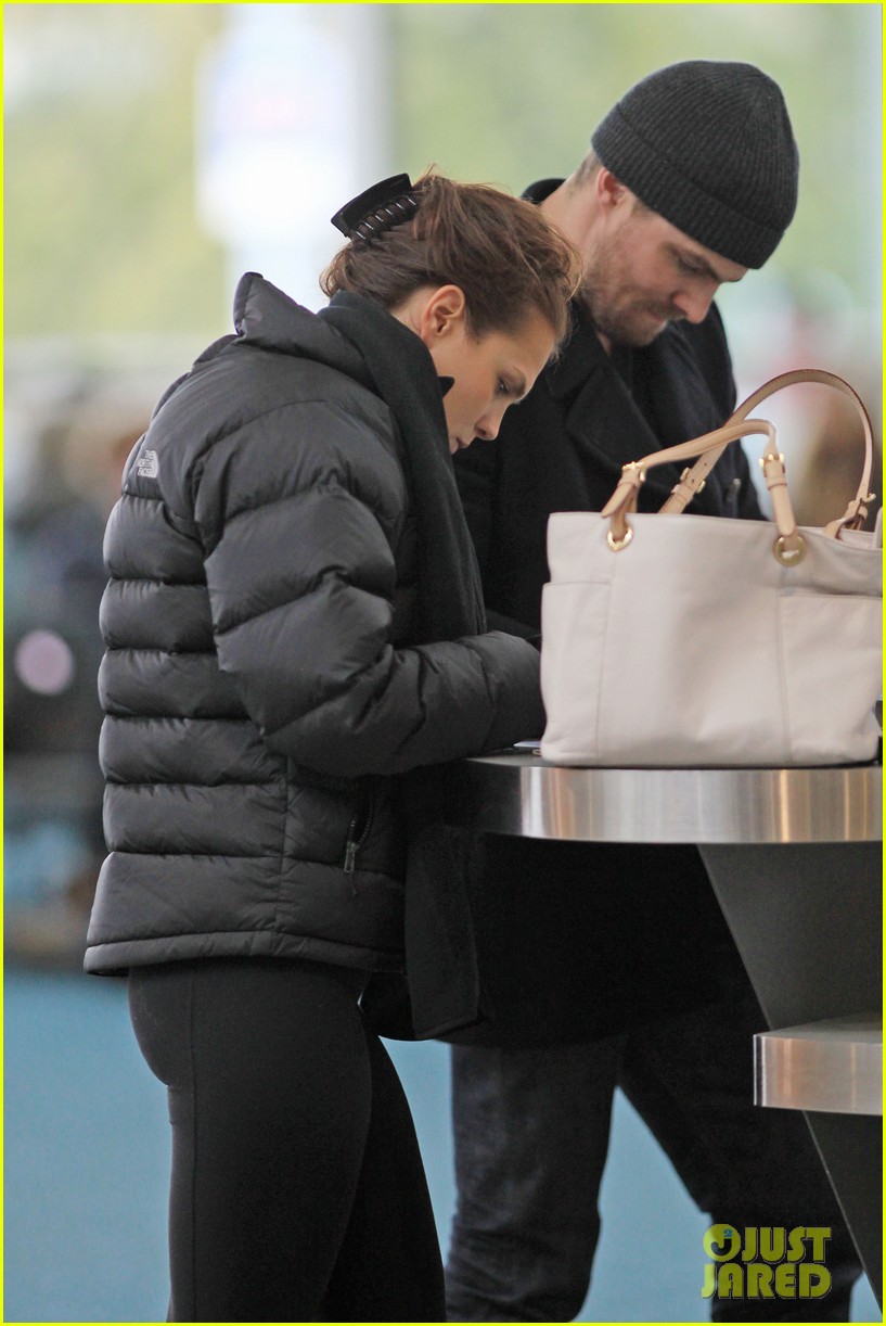 stephen amell big apple promo trip with wife cassandra 072801289