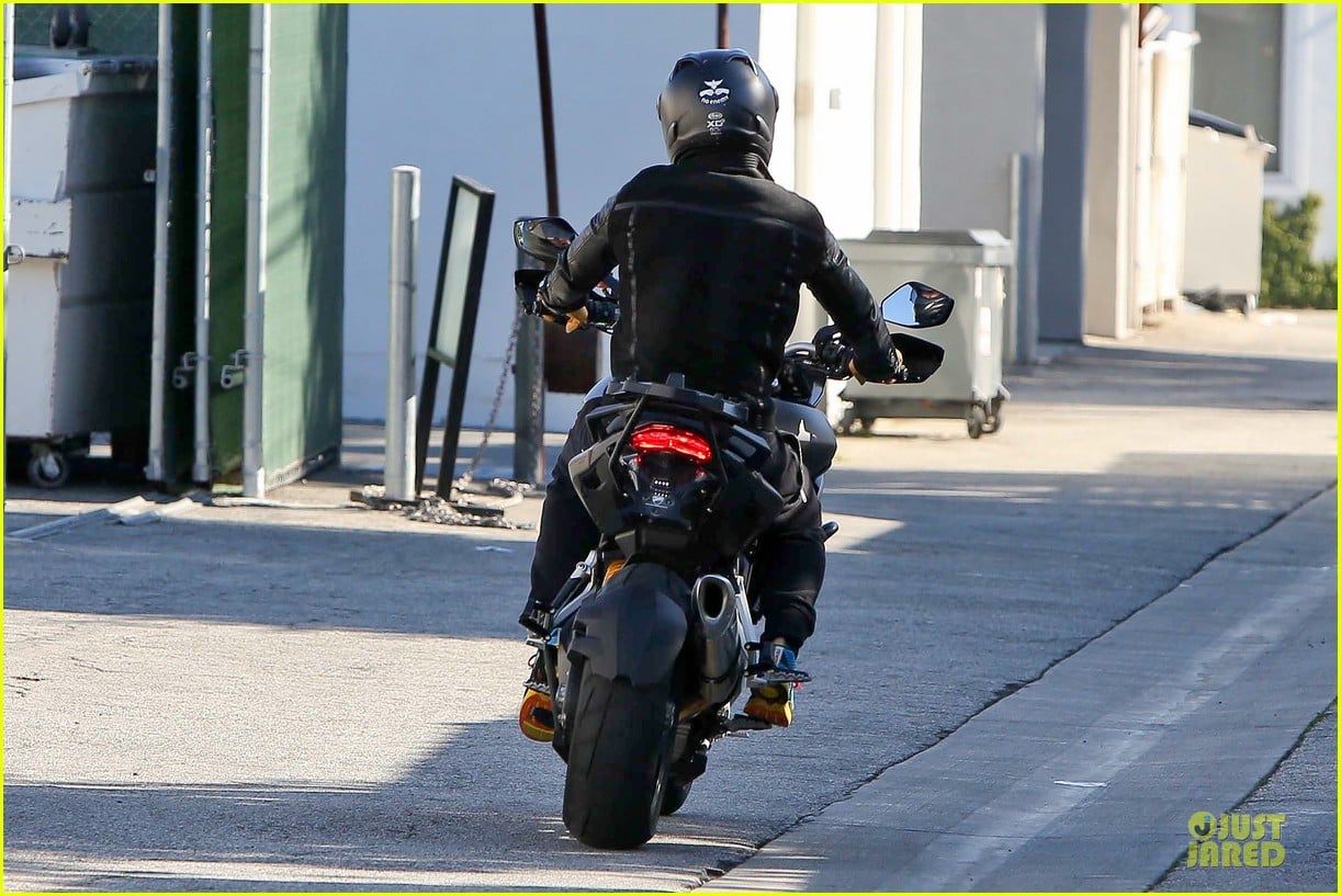 orlando bloom motorcycle ride to the gym 13