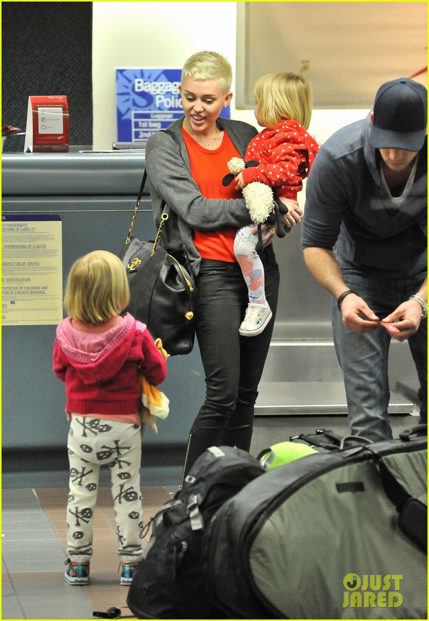 miley cyrus liam hemsworth take flight with the family 012792146